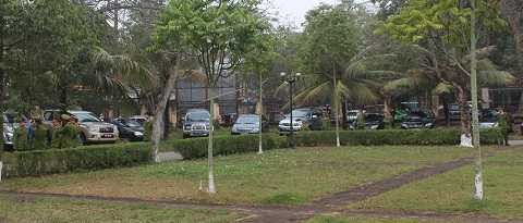 Công an bảo vệ quanh hàng rào hội trường, không để xâm nhập từ bên ngoài vào