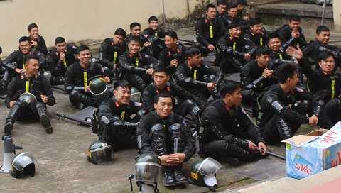 Lực lượng cảnh sát cơ động túc trực ngay phía ngoài hội trường đối thoại