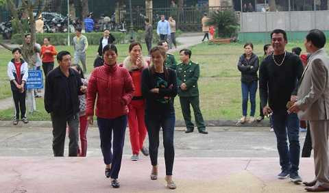 Từ rất sớm, người dân đến để mong được đối thoại với lãnh đạo tỉnh, nhằm giải quyết vướng mắc