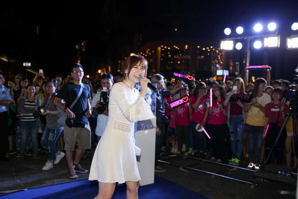 Hari Won cười thả ga sau lùm xùm tình cảm với Trấn Thành