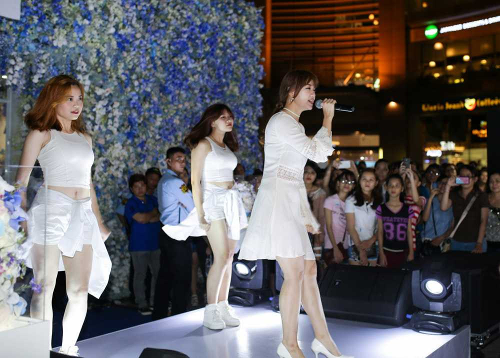 Hari Won cười thả ga sau lùm xùm tình cảm với Trấn Thành