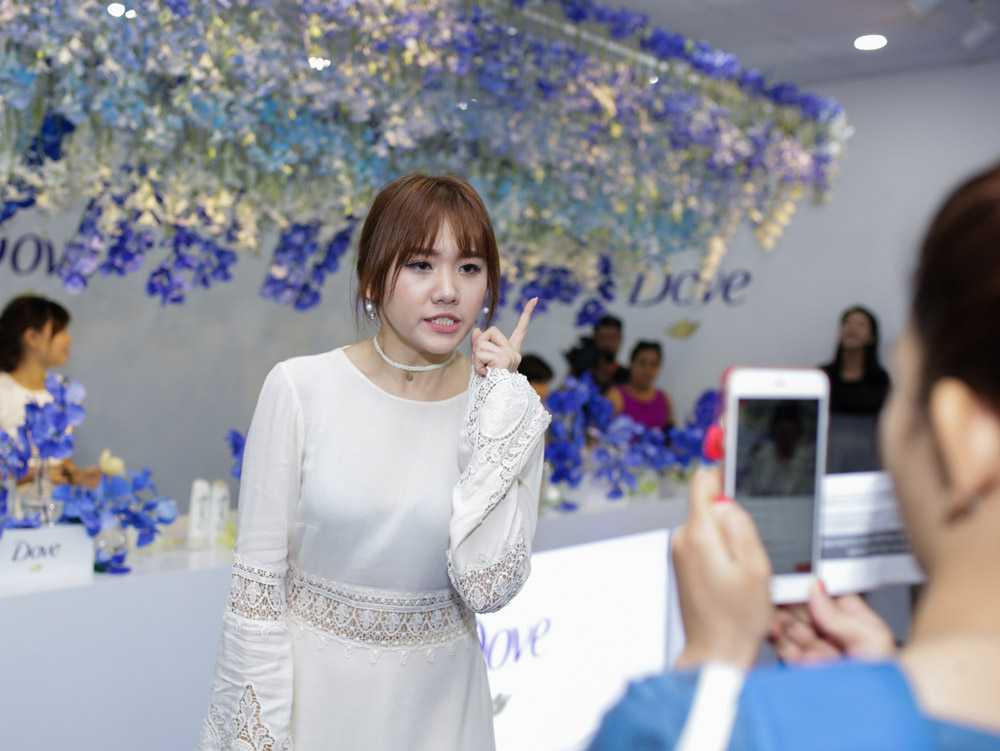 Hari Won cười thả ga sau lùm xùm tình cảm với Trấn Thành