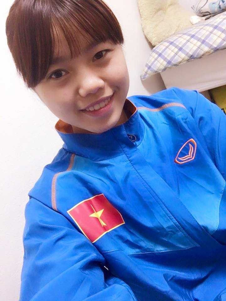 Hot girl 9x tiếp sức cho tuyển bóng đá nữ Việt Nam