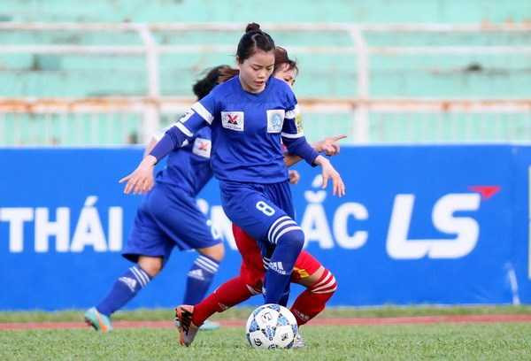 Hot girl 9x tiếp sức cho tuyển bóng đá nữ Việt Nam