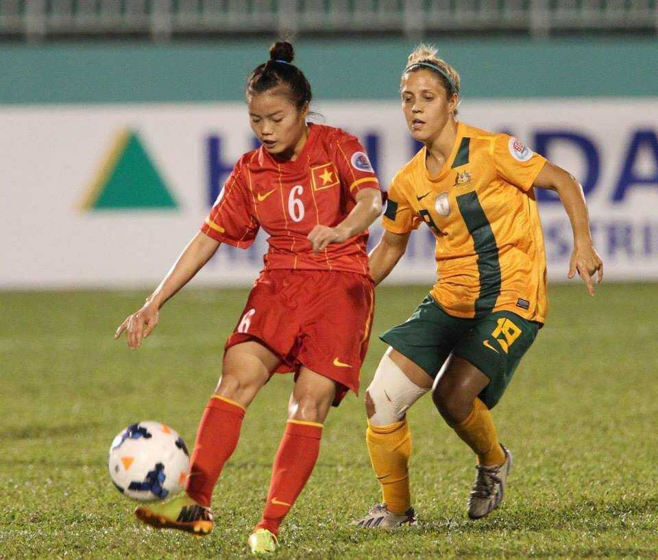 Hot girl 9x tiếp sức cho tuyển bóng đá nữ Việt Nam