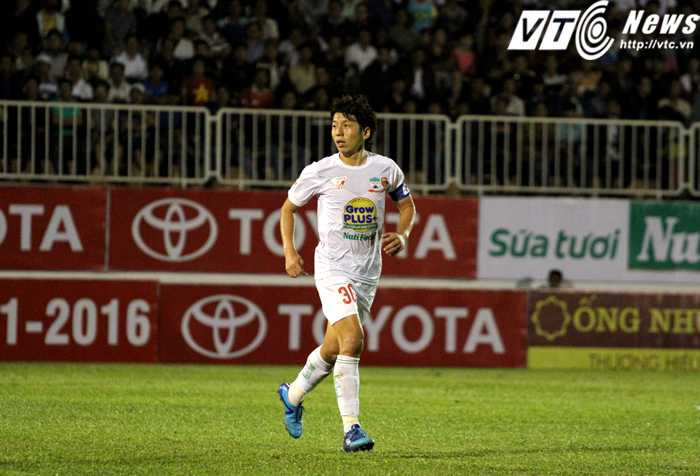 Masaaki Ideguchi mang băng đội trưởng HAGL (ảnh: Hoàng Tùng)