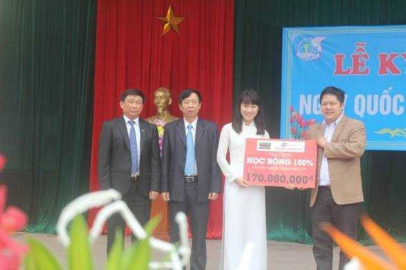TS Đàm Quang Minh, hiệu trưởng ĐH FPT tặng học bổng cho cô gái Trần Khánh Vy (THPT chuyên Phan Bội Châu, Nghệ An)