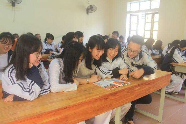 Trần Khánh Vy vui vẻ chia sẻ niềm vui với các bạn học sau khi nhận được học bổng