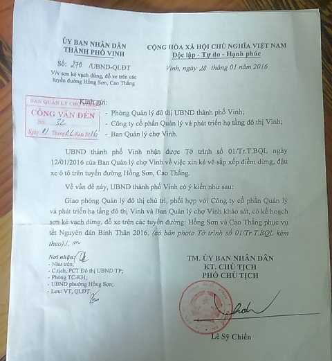 Theo ông Tô Thanh Nhân - Trưởng Ban quản lý chợ Vinh thì Công văn số 270/UBND-QLĐT của UBND TP Vinh gật đầu đồng ý cho việc thu phí xe đậu giữa đường.