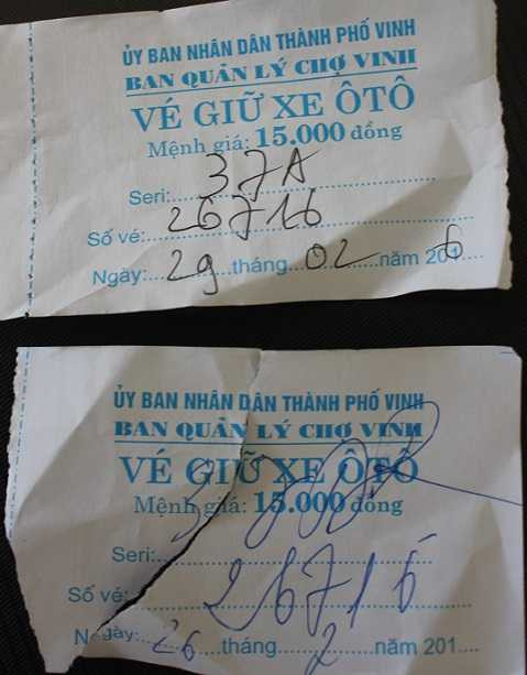 2 lần ghi vé cho phóng viên và cả 2 lần đều một mẫu vé rất khó quản lý. Mỗi lần như thế ban quản lý không thu lại vé để kiểm tra xem có phải chính chủ xe lái nó đi hay không