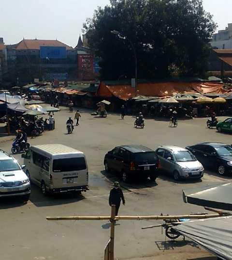 Hình ảnh xe <a href='https://vtcnews.vn/oto-xe-may.31.0.html' >ô tô</a> đỗ giữa đường Cao Thắng nhìn từ trên cao xuống