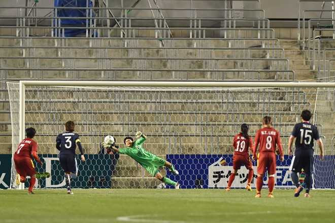 Tuyển nữ Việt Nam lần đầu 'phá tung' khung thành Nhật Bản