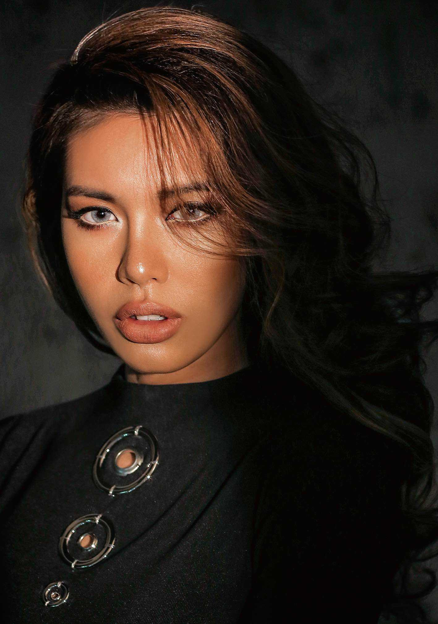 Vòng một gợi cảm lấp ló sau đường viền của chiếc áo đen, vòng eo con kiến “hút mắt”, diện đôi boot cá tính cô nàng 9x tự tin phô diễn đôi chân dài miên man.