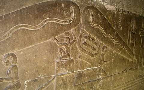 Hình ảnh người Ai Cập cổ đại sử dụng đèn điện được tìm thấy ở đền Dendara.
