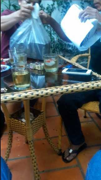 Cảnh được cho là trung úy B. nhận tiền. Ảnh cắt từ clip