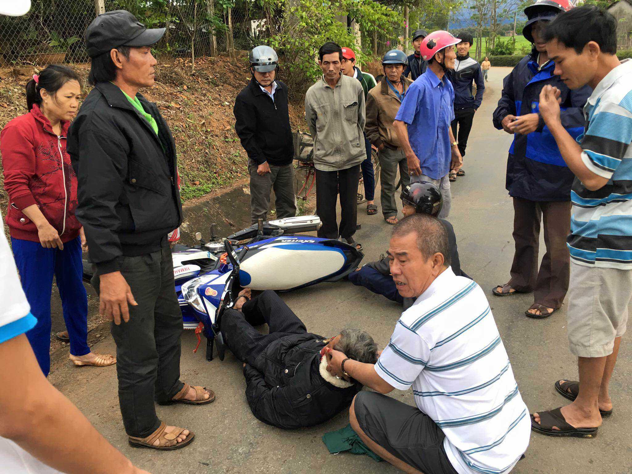 Hình ảnh ba của Akira Phan giúp đỡ người bị tai nạn