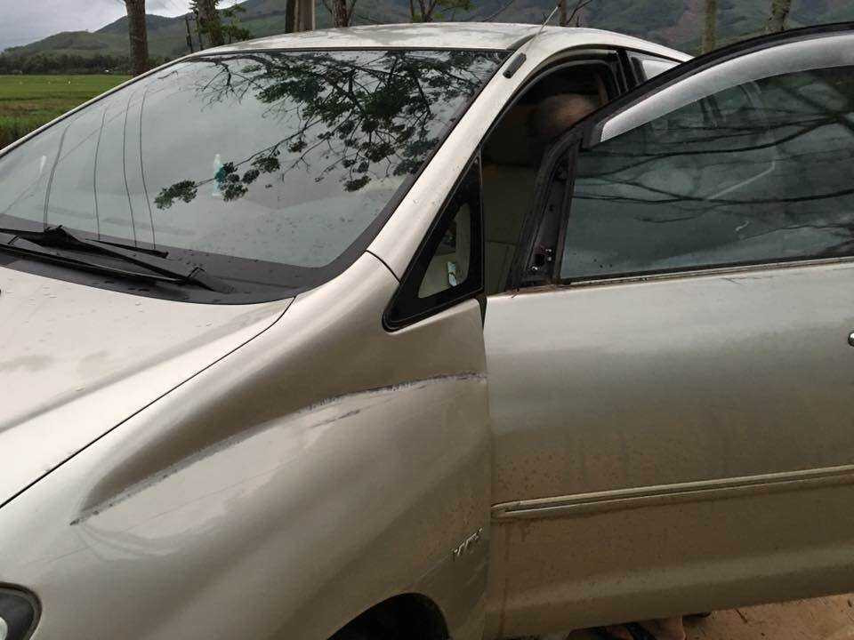 Vết móp bên hông xe chứng tỏ xe máy đâm vào <a href='https://vtcnews.vn/oto-xe-may.31.0.html' >ô tô</a>