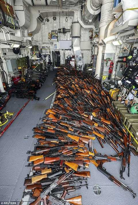 1.989 khẩu súng trường AK-47, 100 súng phóng lựu vác vai, 49 khẩu súng máy PKM đã bị thu giữ 1.989 khẩu súng trường AK-47, 100 súng phóng lựu vác vai, 49 khẩu súng máy PKM đã bị thu giữ