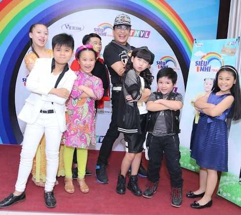 Bé Ben gây chú ý khi xuất hiện bảnh bao, sành điệu.