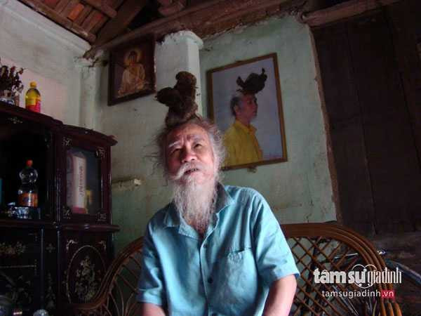 Cha mẹ đặt tên là Long, lớn lên ông có mái tóc hình rồng, âu cũng là phận kiếp đã an bài 