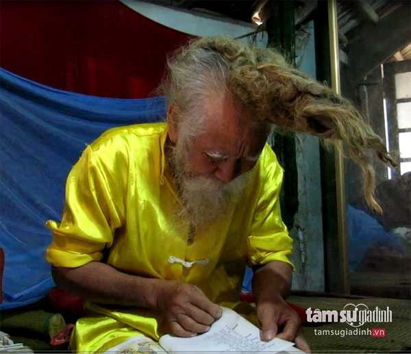 Một ngày, tự nhiên tóc tai của ông cứ bù xù, nó kết lại, chải không duỗi, cắt thì ốm