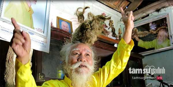 Vào các lễ hội, ông Long đội mái tóc độc nhất vô nhị của mình đến đâu là ở đó khách đông như… trẩy hội