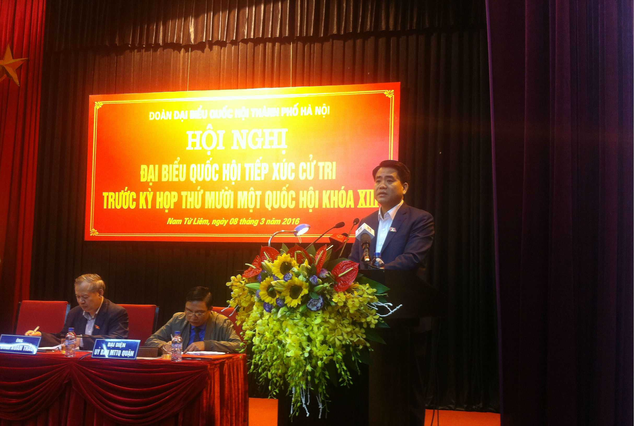 Gặp chủ tịch Nguyễn Đức Chung, cử tri bỗng nhiên ‘khỏi ốm’