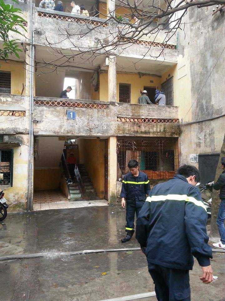 Lực lượng PCCC phải dùng vòi nước phun để công an phường áp sát khống chế đối tượng. 