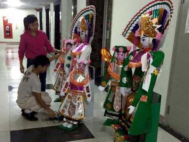 Hành lang chung cư bị chiếm dụng làm nơi đặt vàng mã để hầu đồng (Ảnh do một cư dân tòa nhà cung cấp)