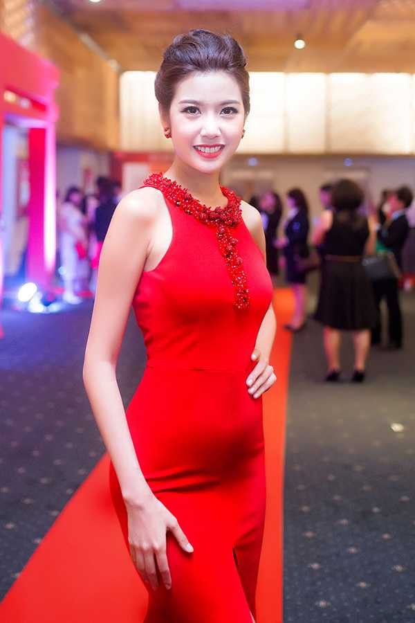 Hoa hậu Việt danh tiếng nhất thế giới gợi cảm mỹ miều trong bộ đầm ôm sát