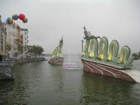 Vị trí tốt nhất để quan sát nhật thực ở Hà Nội là tượng 2 con rồng ở hồ Tây.