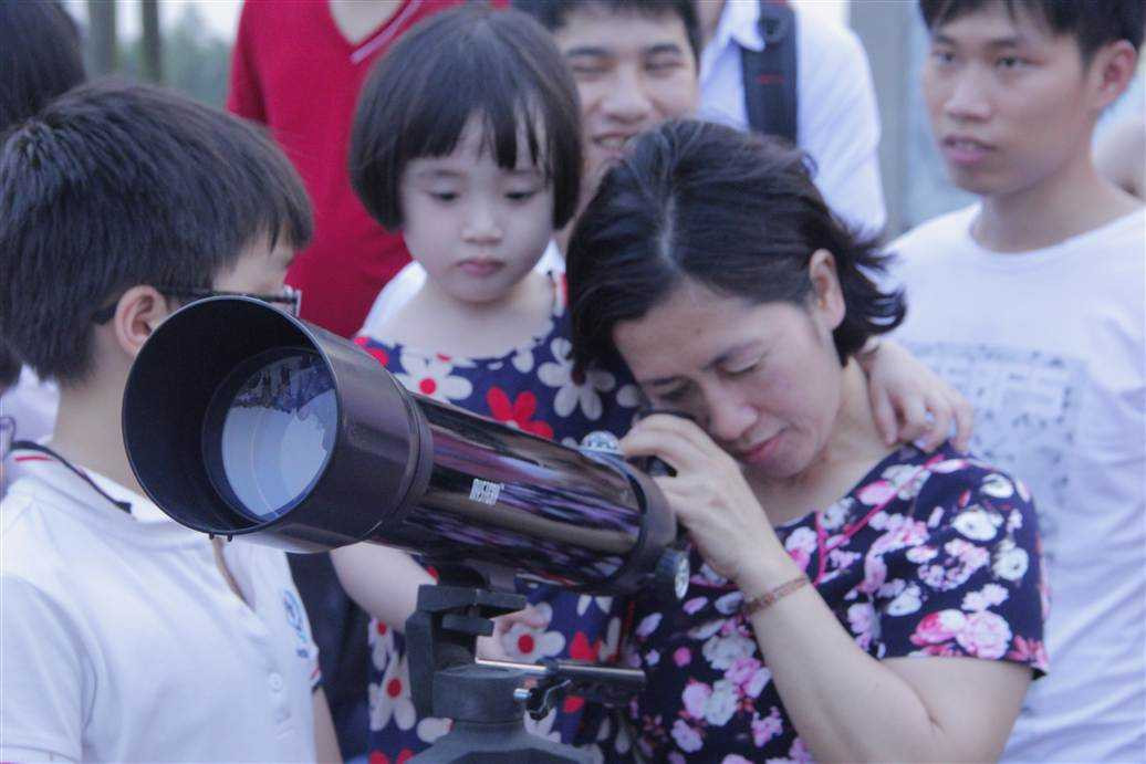 Anh Hoàng - Chủ tịch Hội thiên văn nghiệp dư khuyến cáo người dân tuyệt đối không quan sát hiện tượng bằng mắt thường mà phải dùng thiết bị chuyên nghiệp.