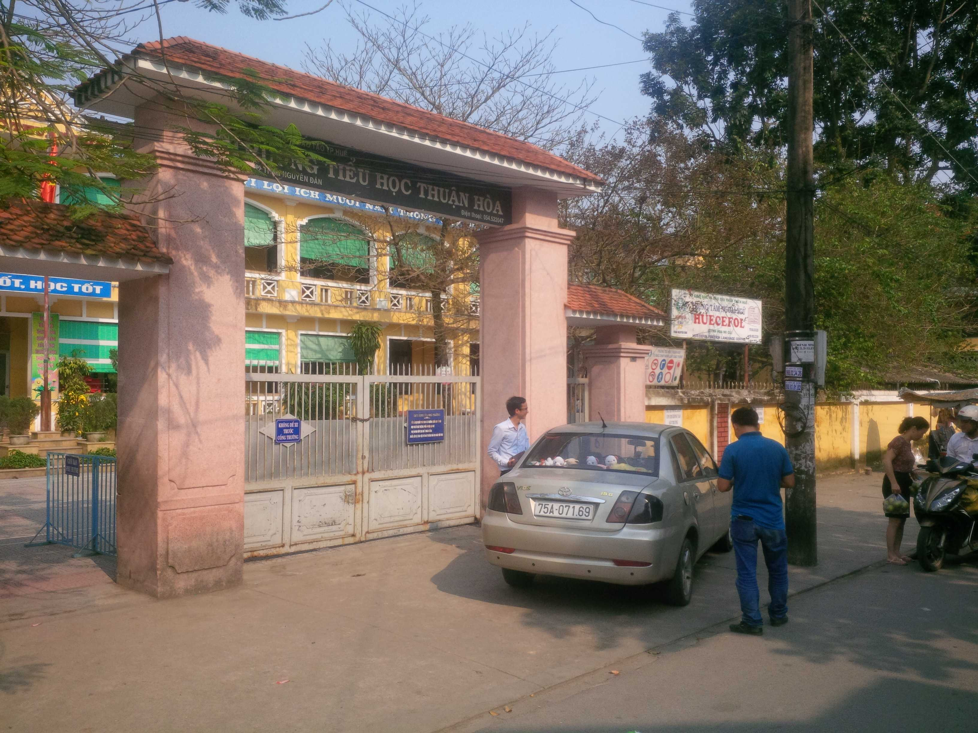 Một nữ học sinh lớp 3 nghi bị kẻ bịt mặt khống chế đưa khỏi trường.