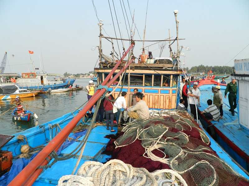 Tàu cá của ngư dân Quảng Nam bị tàu hải cảnh Trung Quốc khi đang đánh bắt cá trên vùng biển thuộc chủ quyền của Việt Nam.