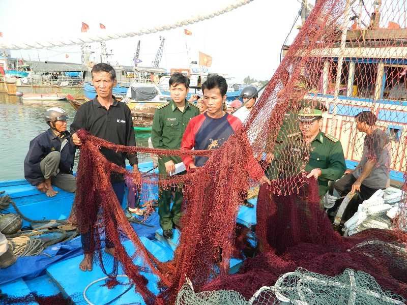 Những người trên tàu hải cảnh Trung Quốc còn ngang nhiên cướp các tài sản, phá ngư cụ có trên tàu cá của ngư dân Quảng Nam.