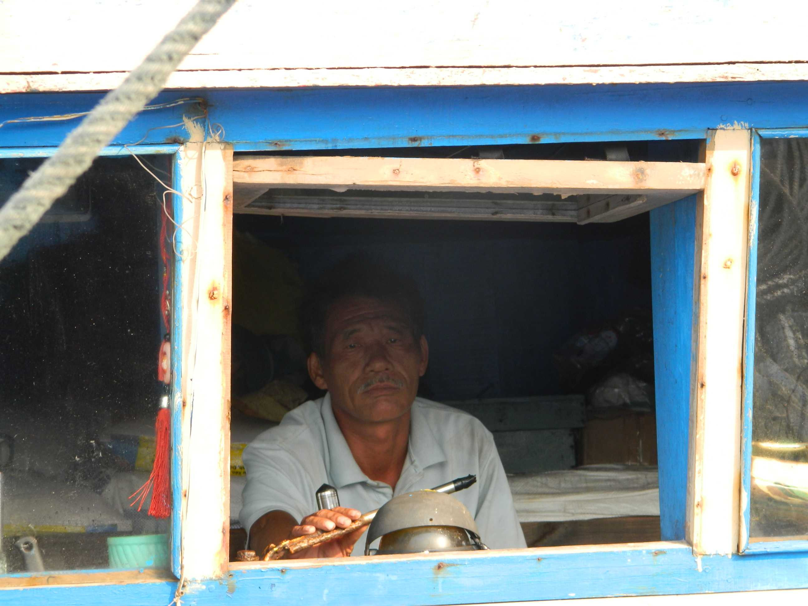 Các ngư dân Quảng Nam vừa trở về từ Hoàng Sa vẫn chưa hết hoang mang, kinh hãi khi bị tàu hải cảnh Trung Quốc cướp, phá.