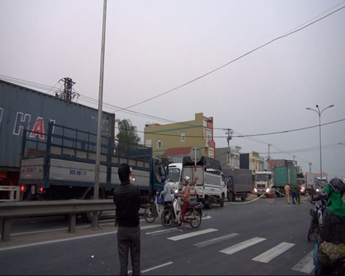 Lực lượng chức năng điều tiết lưu thông tại hiện trường vụ tai nạn Lực lượng chức năng điều tiết lưu thông tại hiện trường vụ tai nạn