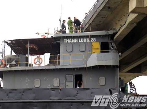 Hiện trường vụ tàu 3000 tấn đâm va biến dạng cầu An Thái (Hải Dương) - Ảnh MK