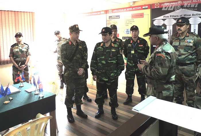 Thượng tướng Võ Văn Tuấn trao đổi với các chuyên gia nước bạn