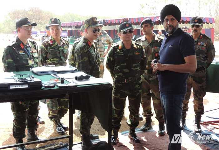 Thượng tướng Võ Văn Tuấn trao đổi với chuyên gia nước bạn