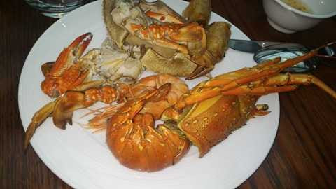 Bữa tiệc có vô vàn đồ hải sản tươi ngon như tôm hùm, tôm sú, đồ nguội, đồ nướng,... Bữa tiệc có vô vàn đồ hải sản tươi ngon như tôm hùm, tôm sú, đồ nguội, đồ nướng,...