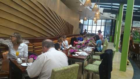 Vì nhiều đồ ăn cao cấp nên tiệc trưa dù có giá từ 600.000 đồng tới bạc triệu vẫn rất hút khách. Vì nhiều đồ ăn cao cấp nên tiệc trưa dù có giá từ 600.000 đồng tới bạc triệu vẫn rất hút khách.