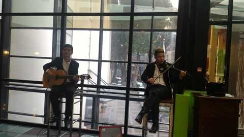 Bữa trưa có nhạc công chơi Violon phục vụ thực khách Bữa trưa có nhạc công chơi Violon phục vụ thực khách