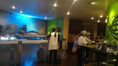 Quầy ăn rộng rãi và sạch sẽ Quầy ăn rộng rãi và sạch sẽ