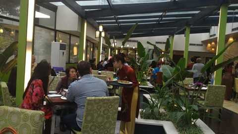 Khá nhiều khách ngoại quốc đến tiệc buffet trưa thứ Bảy Khá nhiều khách ngoại quốc đến tiệc buffet trưa thứ Bảy