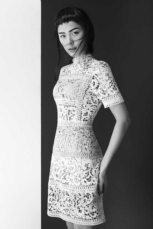 Người đẹp vừa chia sẻ một bộ ảnh với trang phục ren của Lâm Gia Khang tới người hâm mộ.