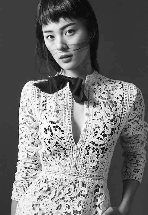 Hạ Vi khác lạ với lối make up cá tính.