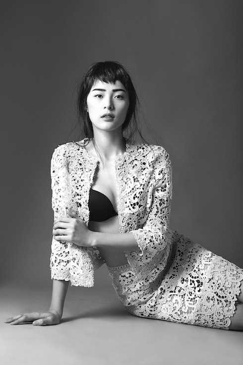 Hạ Vi táo bạo khoe vòng một với đầm ren hờ hững.