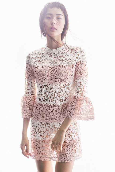 Bộ sưu tập Ren đặc biệt Xuân Hè 2016 của Lâm Gia Khang khắc họa hình ảnh người phụ nữ với phong thái nữ tính, mềm mại và luôn muốn tô điểm cho bản thân đẹp hơn.