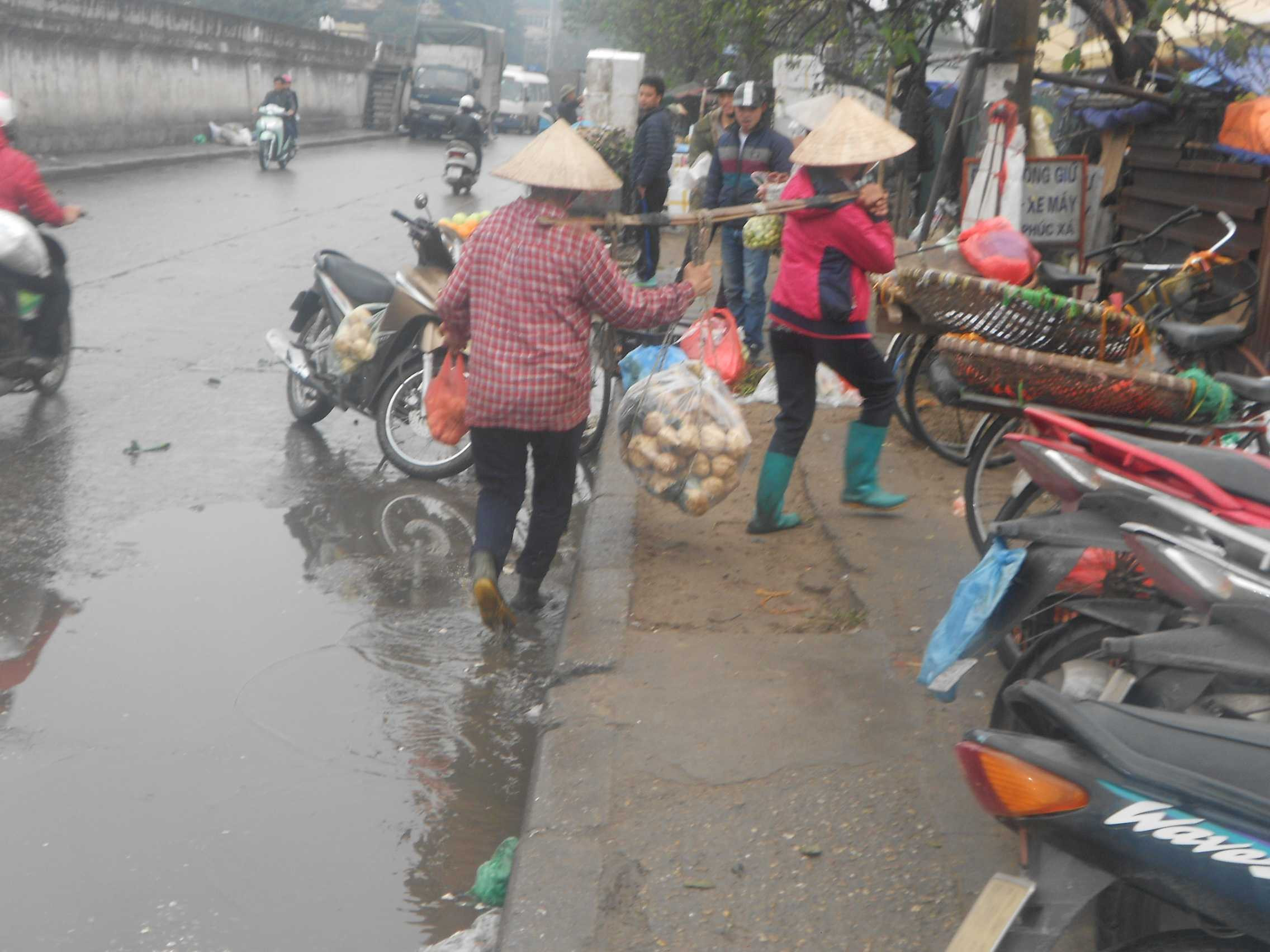 giữa cơn mưa nặng hạt những người phụ nữ vẫn tất bật mưu sinh